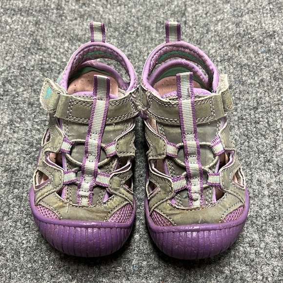 OshKosh size 6 toddler sandals - Picture 1 of 3